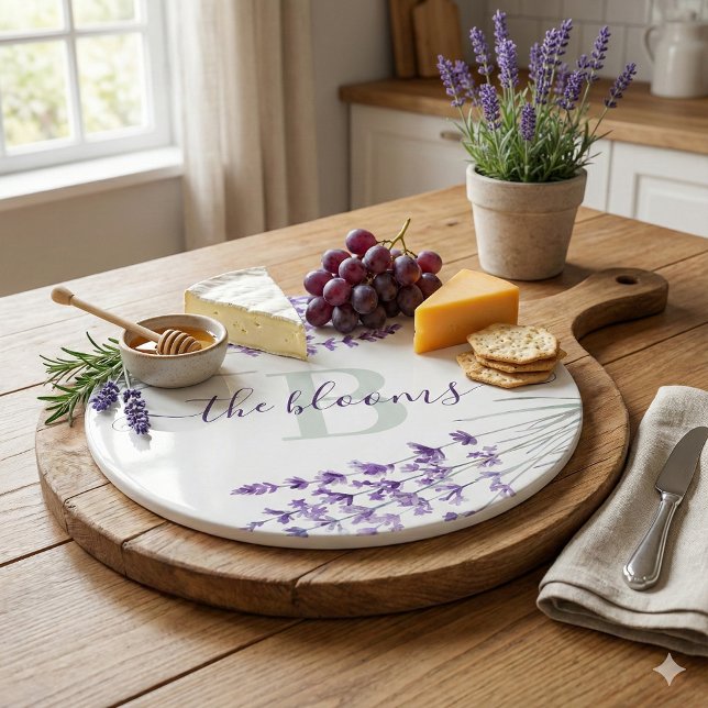 Monogrammerad vattenfärgslavendel skärbräda (This beautiful watercolor lavender personalized cutting board would make a great gift! )