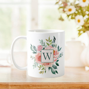 Monogrammerade akvarell rosa ros- och peoniblommor kaffemugg
