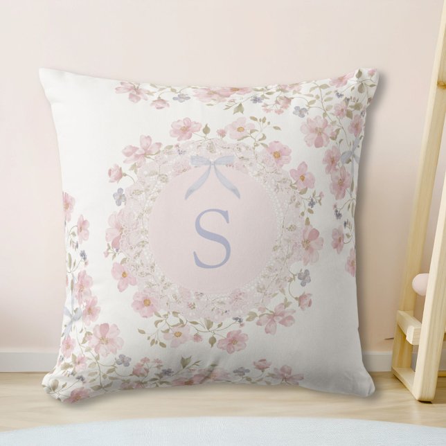 Monogrammerade rosa blommor och spetsblommor kudde (In situ)