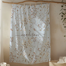 Monogrammerade vinterbruna torkade blommor och bla fleecefilt