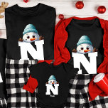 Monogrammet-Anpassningsbarna för familjejul, Cute  T Shirt<br><div class="desc">Fira julhelgen med vår monogrammade Anpassningsbar för julafton Cute Snögubbe T-Shirt. Denna vackra skjorta är en perfekt för familjer som vill lägga till en personlig och ett festligt drag till sin firande under julen. Vår engrammade julskjorta för familjen gör det möjligt för dig att anpassa den med familjemedlemmarnas namn, och...</div>