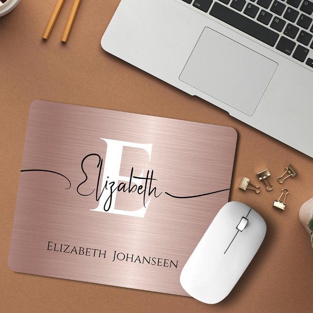 Monogrammet elegant Ro Guld Brushed Metall White Musmatta (Skapare uppladdad)