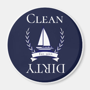 Monogrammet för marinblå segelbåt vid kusten magnet