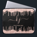 Monogrammet Glam Ro Guld Glitter Drips i Laptop Fodral<br><div class="desc">Girly, Elegant, Sylish, Light Ro Guld Glitter Drips 2 Monogram Script anpassningsbar personlig namn monogrammed laptop sleeve på svart. Med ett modernt lyxfaux ljusa rosa ro glitter som droppar ram, ett stort dubbla (2) handskrivet monogramskript med dekortecken (i stort storlekt initialer) och ett serieteckensnitt guld i namn på svart bakgrund....</div>