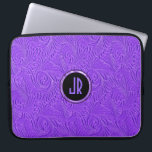 Monogrammets Lila Embossed Blommigt Damaskus Laptop Fodral<br><div class="desc">Monogrammets elegant lila med svart och metallisk accent. Ornate blommönster är präglat och målat träets utseende. Få färger finns tillgängliga,  men ni kan gärna begära vilket färg som helst. Utformningen är bara en bild och inte en riktig präglad bild eller trä struktur.</div>