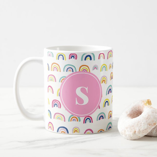 Monogrammigt flickaktigt sött regnbågsmönster kaffemugg (Med munk)