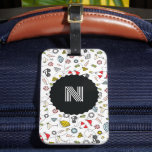 Monogrammiserad Las Vegas Poolparty-mönster Bagagebricka<br><div class="desc">Ett modernt,  enkelbokstavsmonogram och Las Vegas poolparty-inspirerat mönster med kedjor,  guldtänder,  diamanter,  pokerkort,  solglasögon,  bikinis och martini ger feststämningen till din bagage för den kompis- eller svensexveckan.</div>