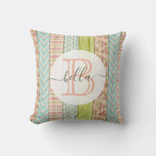 Monogramnamn Shabby Rosor på Rustik Trä Stuga Kudde