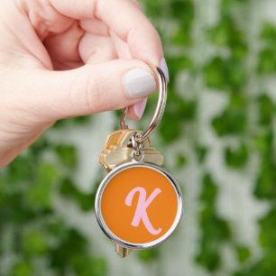 Monogramorange och rosa rund silverfärgad nyckelring