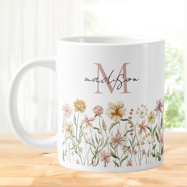 Monogramserad akvarell ängsblomma blomster jumbo mugg (In situ)