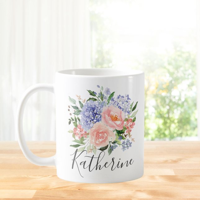 Monogramserad akvarell blå rosa vårblomma kaffemugg (In situ Kitchen table)