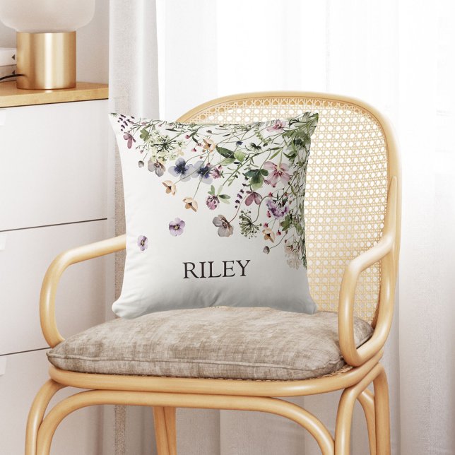 Monogramserade akleja violblommor i akvarell kudde (In situ)