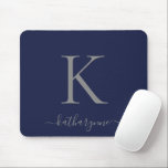 Monogramskript för chic Navy Blue Silver Musmatta<br><div class="desc">Modern Elegant Chic Monogram-skript i Silver på en lyxig marin blå musknapp. Enkel att anpassa med din egen namn och information. Perfekt för din moderna minimalistiska men lyxiga livsstil! Kontakta oss på cedarandstring@gmail.com om du behöver hjälp med designen eller matchande produkter.</div>