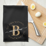 Monogramskript för trendig Girly Black Guld Namn Kökshandduk<br><div class="desc">Girly, trendig, elegant, modern, svart guld monogram, första namn-manushandduk anpassningsbar personlig monogrammad kökshandduk. Med ett inledande mongram och ett giftigt namn-skript i ett handskrivet calligraphy-tecken byts svan-typsnitt ut och den prickade cirkeln ram runt ditt monogram. Perfekt feminin gåva till syster, mor, flickvän, födelsedag, bröllop, möhippa, söt 16 födelsedagsfest, eller någon...</div>