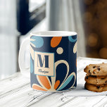 Monogramstilgåvor av tealteal daisy kaffemugg<br><div class="desc">Monogramretro från mitten av århundradet: 70-tal marinerade vintagar med blå daisy,  moderna kaffegåvor från stil personlig mugg,  brudens sida är för</div>