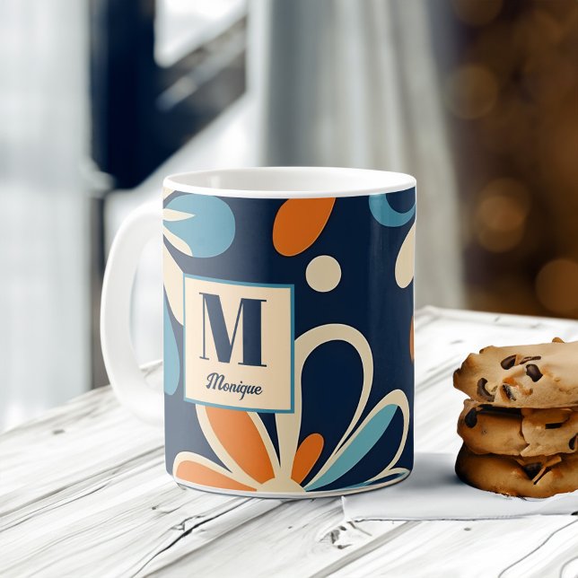 Monogramstilgåvor av tealteal daisy kaffemugg (Monogram retro midcentury teal daisy personalized gifts template coffee mug bridesmaid gifts favors)