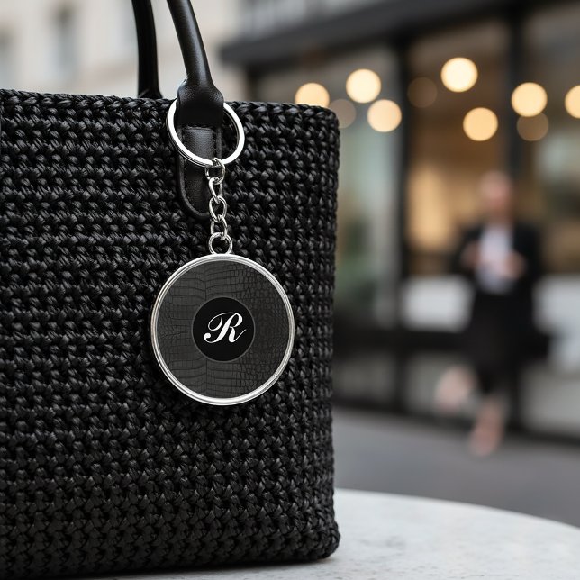 Monogramtryck i svart krokodilstruktur rund silverfärgad nyckelring (Black Crocodile Leather Print Monogram Keychain
)