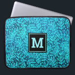 Monogramturkos löv mönster ombre fet type laptop fodral<br><div class="desc">Ett turkos- och blått kompakt dammmönster i löv på en rik, djup turkos med texturerad bakgrund visar detta moderna, trendig och gigantiskt monogram neopren laptop sleeve. Anpassa den här sleeven av eleganten med ditt monogram som första steg. Gör en chic och snyggt påstående varje gång du användor den. Laptop sleeve...</div>