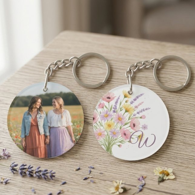 Monogramvildblomsbukettfoto (A beautiful round photo keychain displaying photo on one side and a wildflowers and initial on other)
