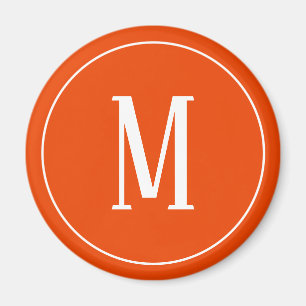 Monogramvit på den ljusa orange rundamagneten magnet