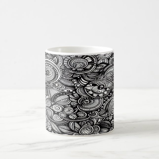 Monokrom Doodle-mugg – En Handritad Sagovärld Kaffemugg (Center)