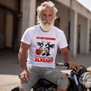 Monokrom Skönhet: Ko Med Röd Ros T Shirt