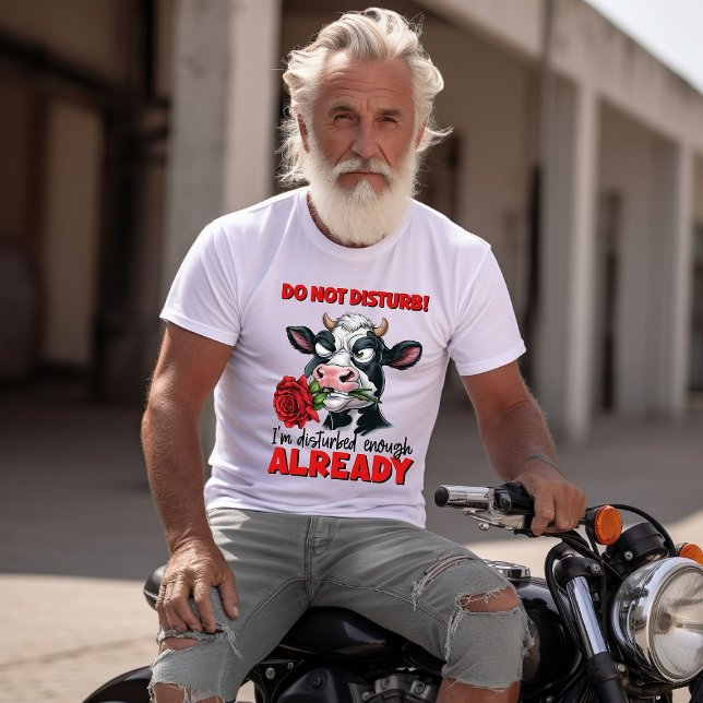 Monokrom Skönhet: Ko Med Röd Ros T Shirt (Skapare uppladdad)