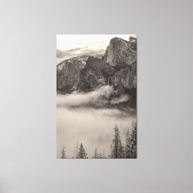 Monokrom Yosemite Mountain Ligcape med Fog Canvastryck (Framsida)