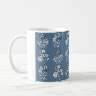 Monokroma blommor i blått kaffemugg