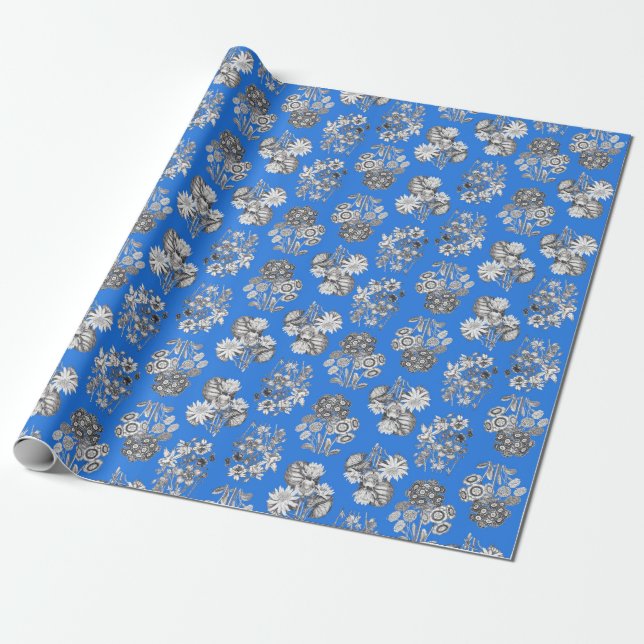 Monokroma blommor på Bright Blue Ground Giftwrap Presentpapper (Utrullad)