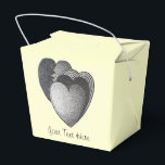 Monokroma saker för romantisk födelsedag presentaskar<br><div class="desc">Dessa två romantiska röda hjärtan har en snygg vit rosett som binder dem samman och representerar två hjärtan i kärlek som ett. Denna fina lilla ask kommer att bli en förtjusande och originell presentask för dina bröllopsgäster. Denna illustration av tre svarta hjärtan är ritad med blyerts. Du kan anpassa din...</div>