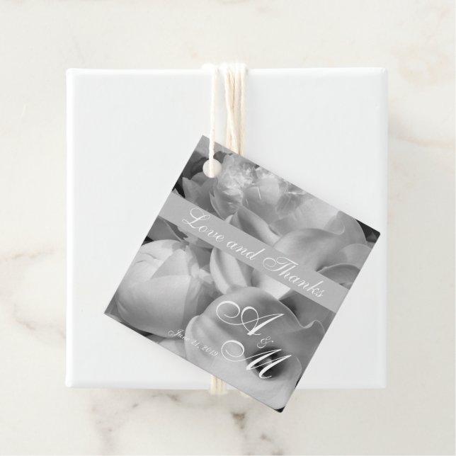 Monokromatisk fotografi - vita pratbubblor och pon gåvor etiketter (På plats)