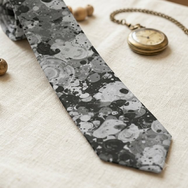 Monokromt abstrakt bläckstänk slips (A bold black and white ink splatter necktie, a sharp, artistic accessory for a groom or guest.)