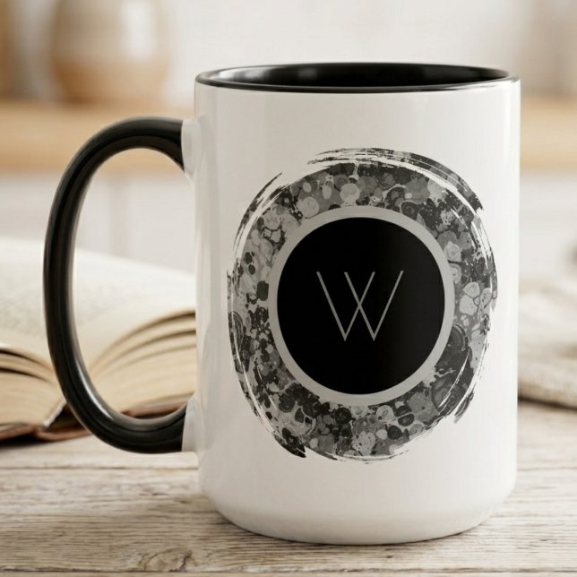 Monokromt Abstrakt Penseldrag Monogram Mugg (Sophisticated brushstroke initial design, perfect for a sleek, modern office or home desk.)