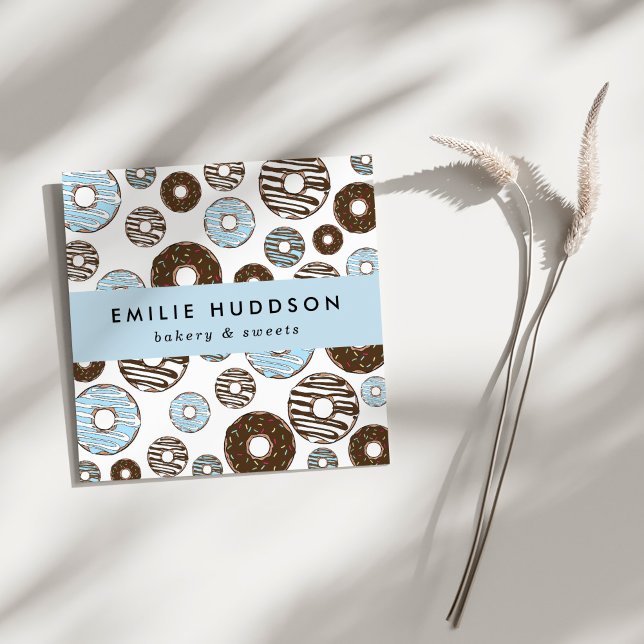 Mönster av blå donuts, kummel, bakverk fyrkantigt visitkort (Skapare uppladdad)