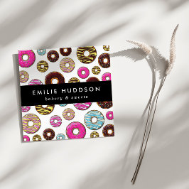 Mönster av färgade donötter, kummelbiskop, bakverk fyrkantigt visitkort
