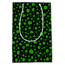 Mönster av gröna shamrocks på svart bakgrund