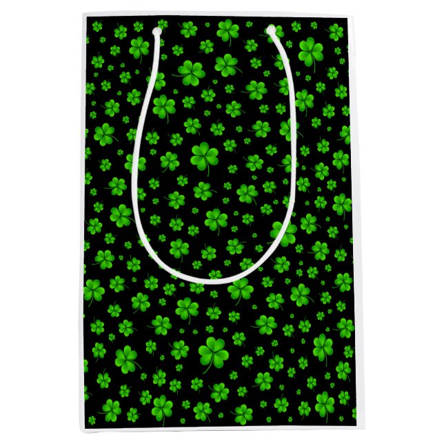 Mönster av gröna shamrocks på svart bakgrund (Framsidan)