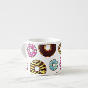 Mönster av nötter, färgade donötter, sprinkler espressomugg