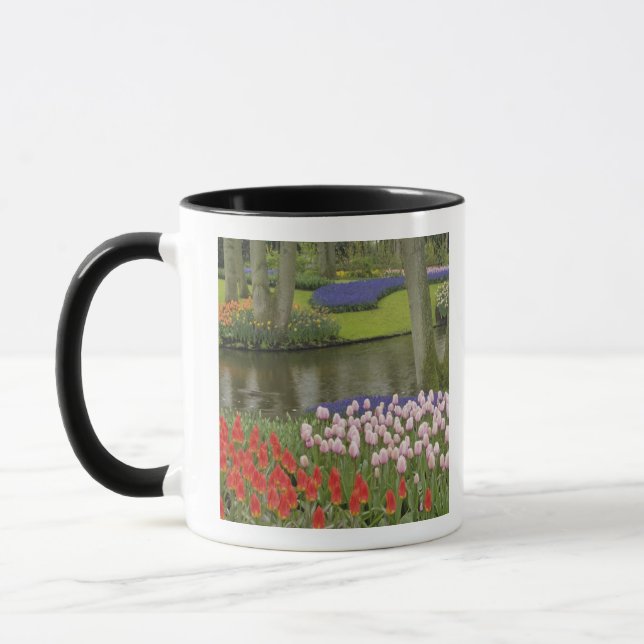 Mönster av tulpaner och dränkande blommande blommo mugg (Vänster)