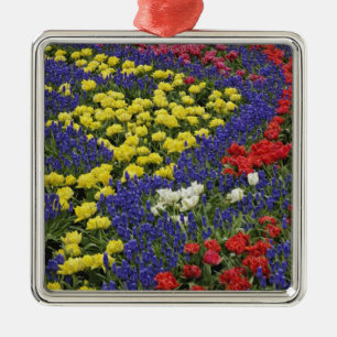 Mönster av tulpaner och druvhyacintblommor, 2 julgransprydnad metall