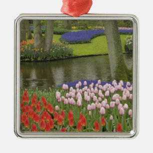Mönster av tulpaner och druvhyacintblommor, julgransprydnad metall
