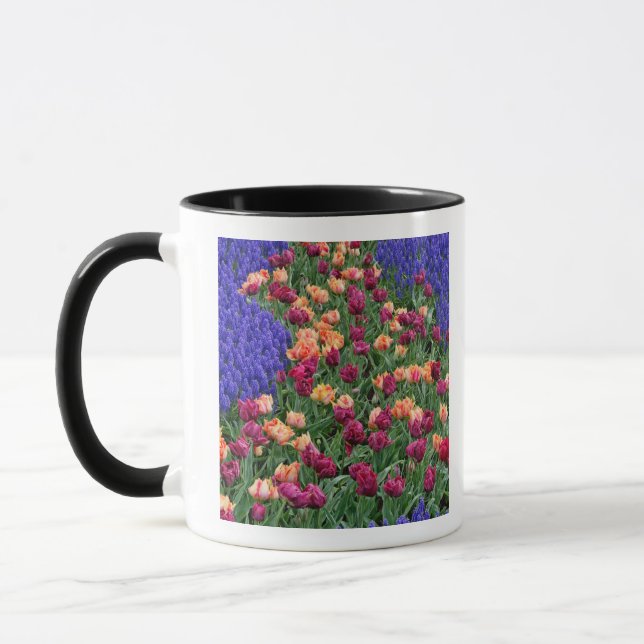 Mönster av tulpaner och druvhyacintblommor, mugg (Vänster)