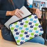 Mönster av valar, kutvalar, havsdjur laptop fodral<br><div class="desc">Cute,  roligt och vackra mönster med blå och grönt valar. Modern gåva och trendig,  perfekt för valet älskare i ditt liv.</div>