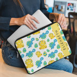 Mönster, dinosaurier, Cute Dinosaurs, ditt namn Laptop Fodral<br><div class="desc">Cute,  roligt och nära mönster med dinosaurier och ägg från baby. Modern och trendig,  perfekt för dinosauer älskare i ditt liv. Anpassa genom att lägga till namn,  smeknamn,  monogram eller initialer.</div>