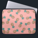 mönster för ananas för gullig faux för sommar laptop sleeve<br><div class="desc">Sommar och moderiktig design som föreställer mönster för fauxguld- och turkosananas på en persikarosabakgrund.</div>
