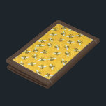 Mönster för bikupa för Honeybeeshonungskakahumla<br><div class="desc">Denna söta bimönsterdesign visar honeybees över en ljus ljus guld--gult honungskakabakgrund. Gult- och svartbina har spindelväv vit-blått vingar. De kryper över honungskakainsidan deras bikupa. Detta original, natur - den inspirerade designen är perfekt för en beekeeper eller någon som älskar dessa bi-autifulinsekter. Du kan också "skräddarsy" främjar för att resize och...</div>