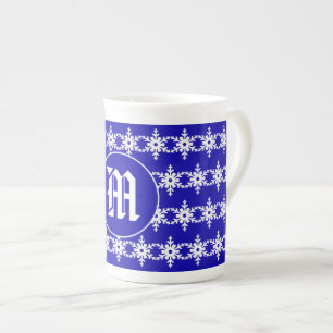 Mönster för snöflingor för för Monogramvinter Benporslin Mugg