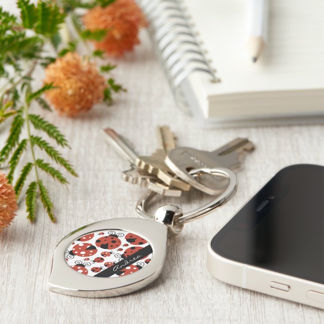 Mönster från Ladybugs, Red Ladybugs, ditt namn Swirl Silverfärgad Nyckelring (Sidan)