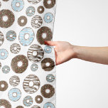 Mönster i Donuts, blå Donuts, brun Donuts Sjal<br><div class="desc">Cute,  roligt och vackra mönster med blå och brun nöd. Modern gåva och trendig,  perfekt för den giriga älskare i ditt liv.</div>